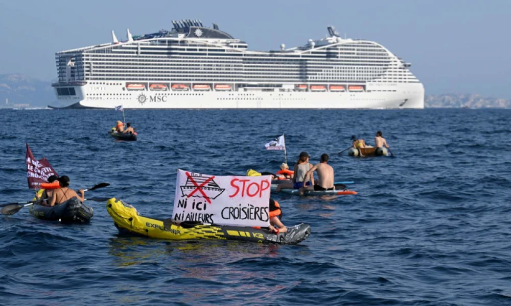 Ολλανδία: Ακτιβιστές δέθηκαν σε υδατοφράκτη και εμπόδισαν κρουαζιερόπλοιο να φτάσει στο Άμστερνταμ